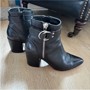 Steve Madden Jeter Black Leather Booties